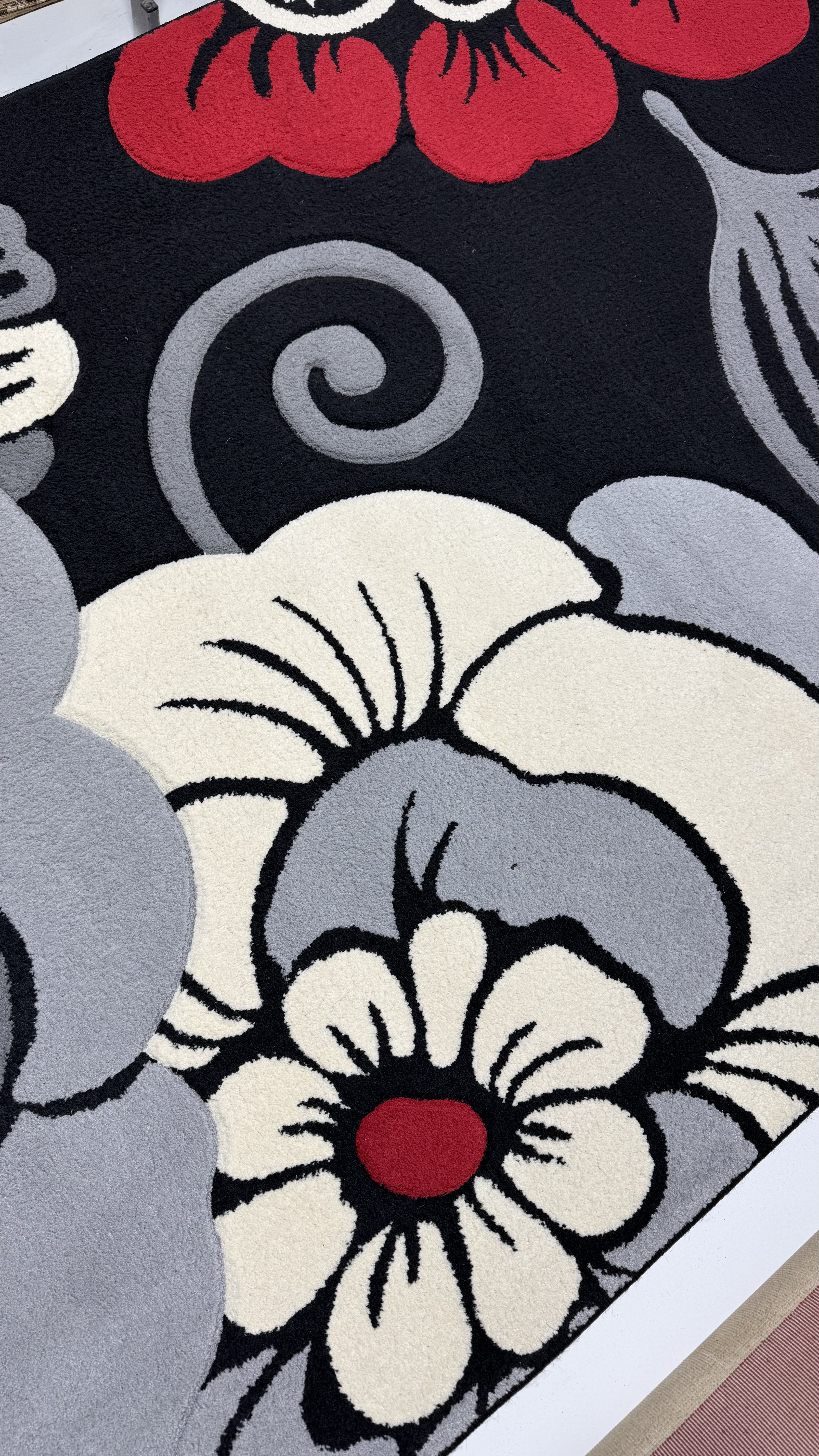 Красно-черный ковер - после